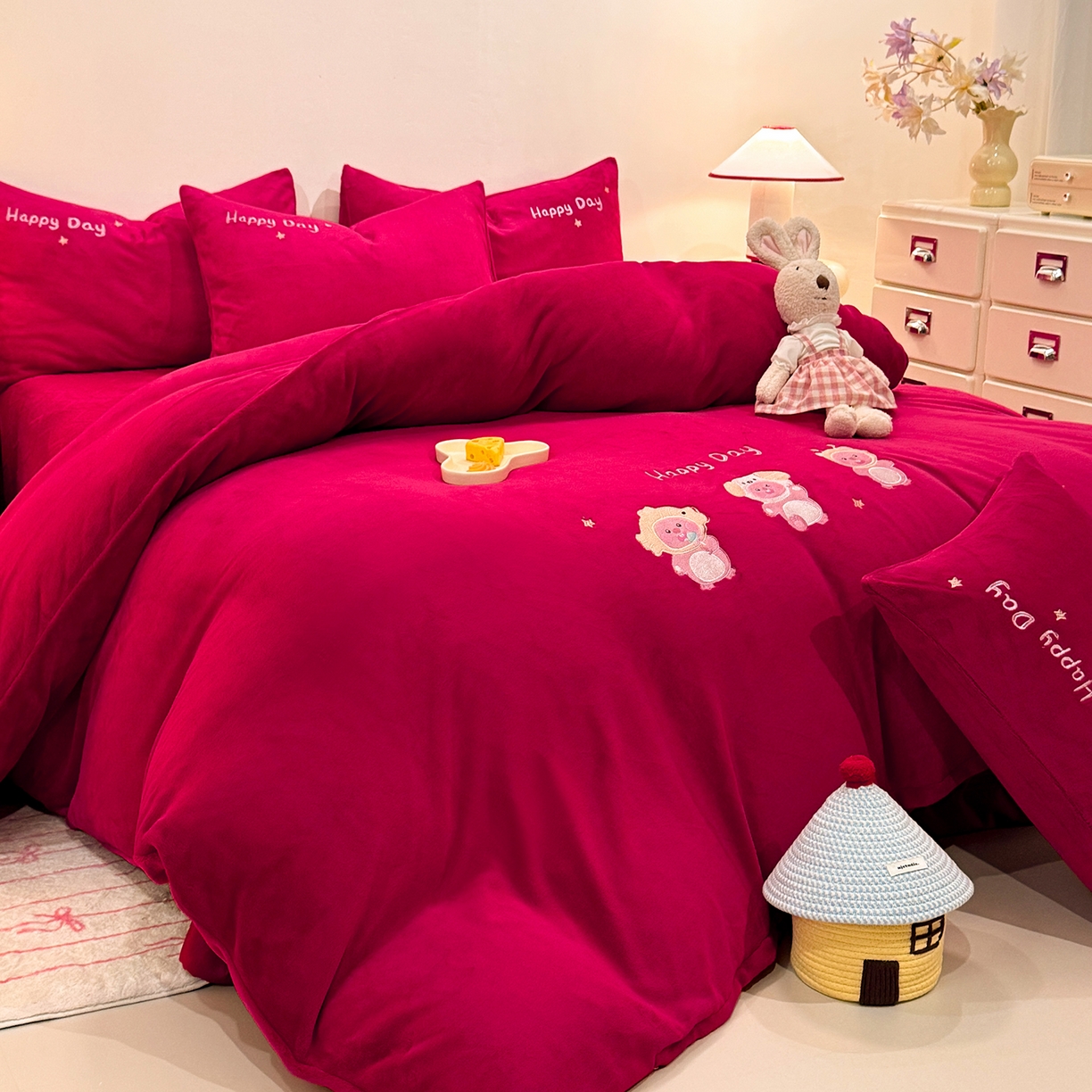 91家纺网 家纺一手货源 找家纺 新方向 2025新款全消光A类刺绣牛奶绒四件套-可爱卢比 可爱卢比-洋酒红