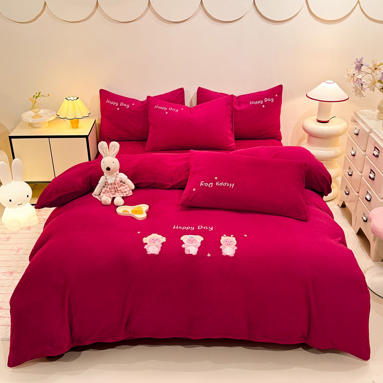 91家纺网 家纺一手货源 找家纺 新方向 2025新款全消光A类刺绣牛奶绒四件套-可爱卢比 可爱卢比-洋酒红