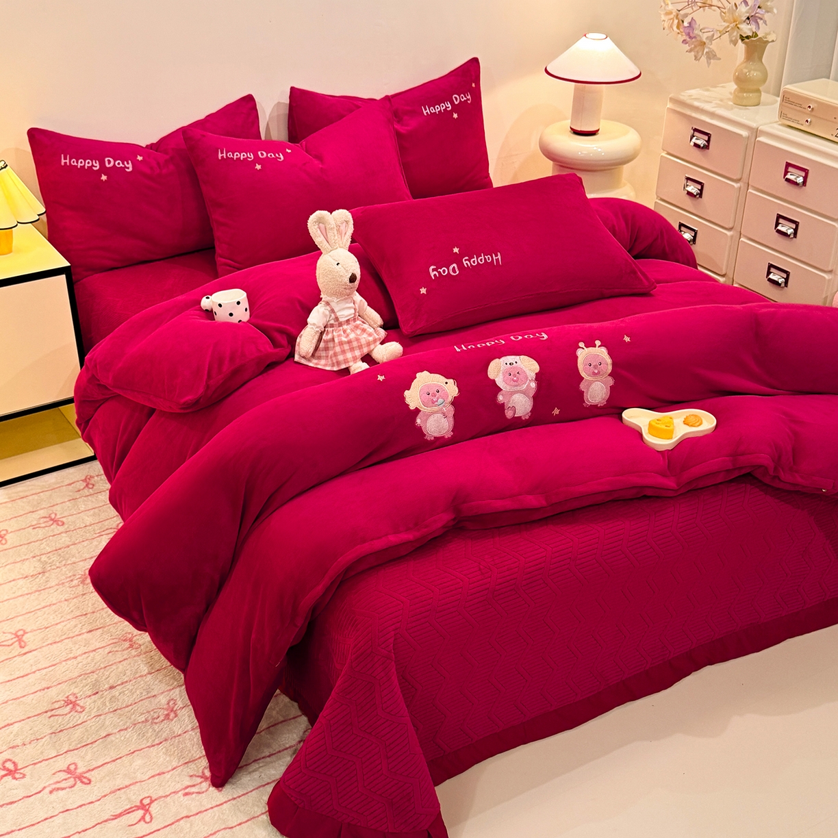 91家纺网 家纺一手货源 找家纺 新方向 2025新款全消光A类刺绣牛奶绒四件套-可爱卢比 可爱卢比-洋酒红