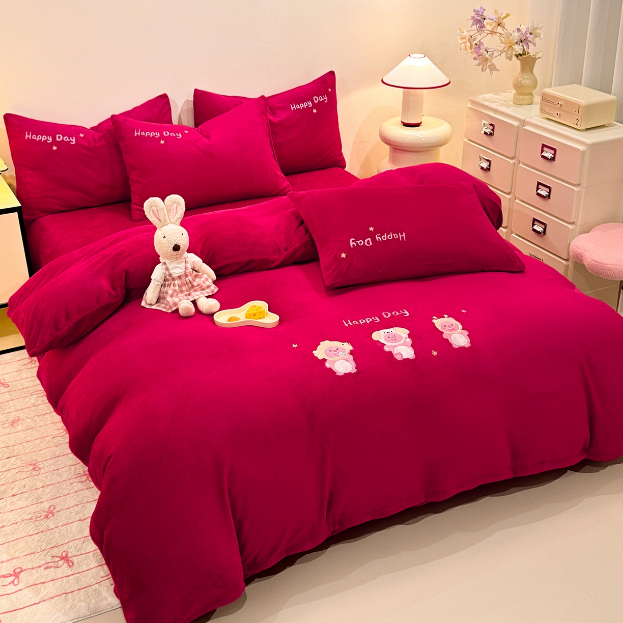 91家纺网 家纺一手货源 找家纺 新方向 2025新款全消光A类刺绣牛奶绒四件套-可爱卢比 可爱卢比-洋酒红