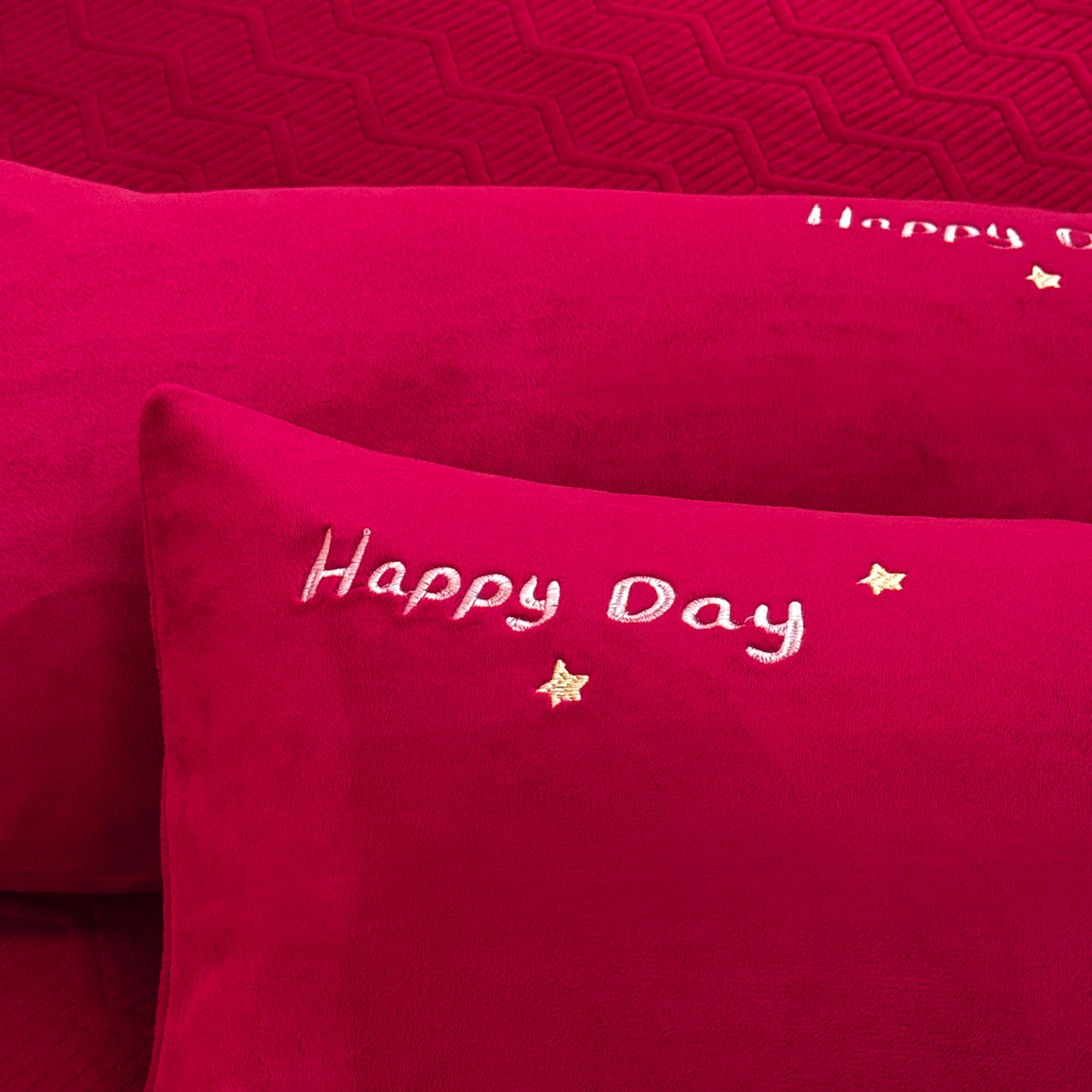 91家纺网 家纺一手货源 找家纺 新方向 2025新款全消光A类刺绣牛奶绒四件套-可爱卢比 可爱卢比-洋酒红