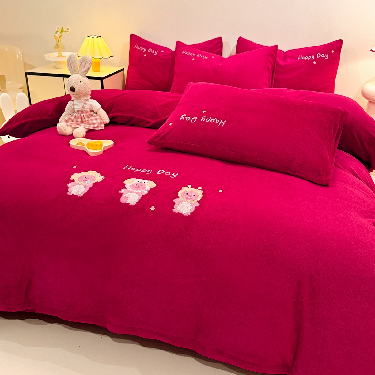 91家纺网 家纺一手货源 找家纺 新方向 2025新款全消光A类刺绣牛奶绒四件套-可爱卢比 可爱卢比-洋酒红