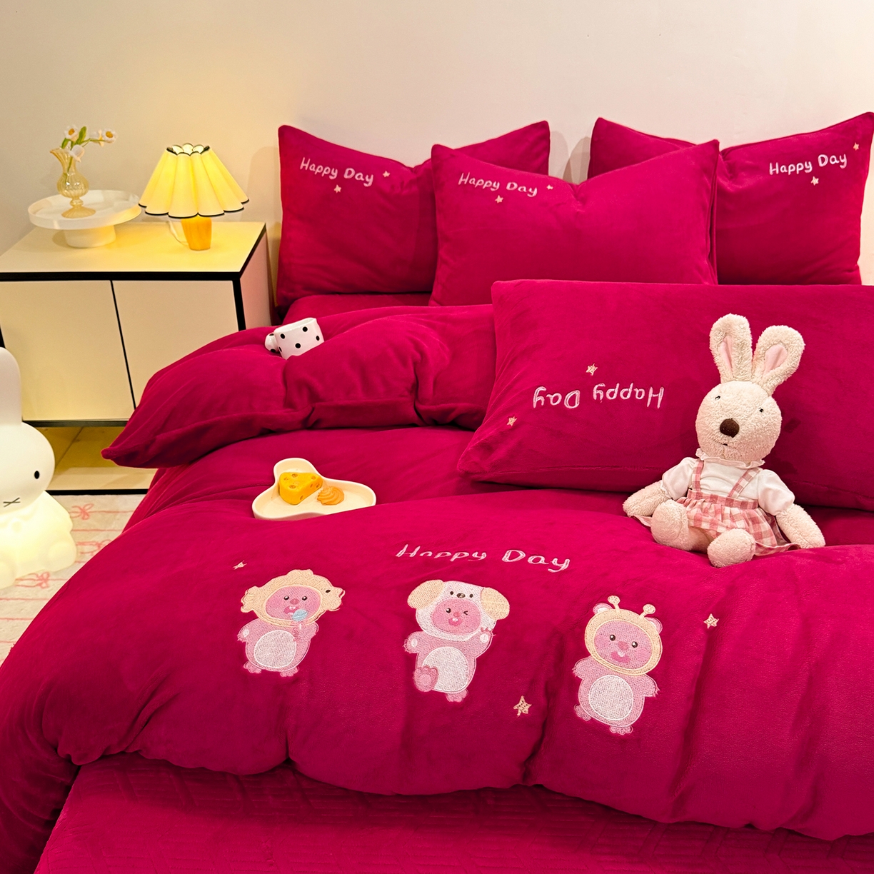 91家纺网 家纺一手货源 找家纺 新方向 2025新款全消光A类刺绣牛奶绒四件套-可爱卢比 可爱卢比-洋酒红