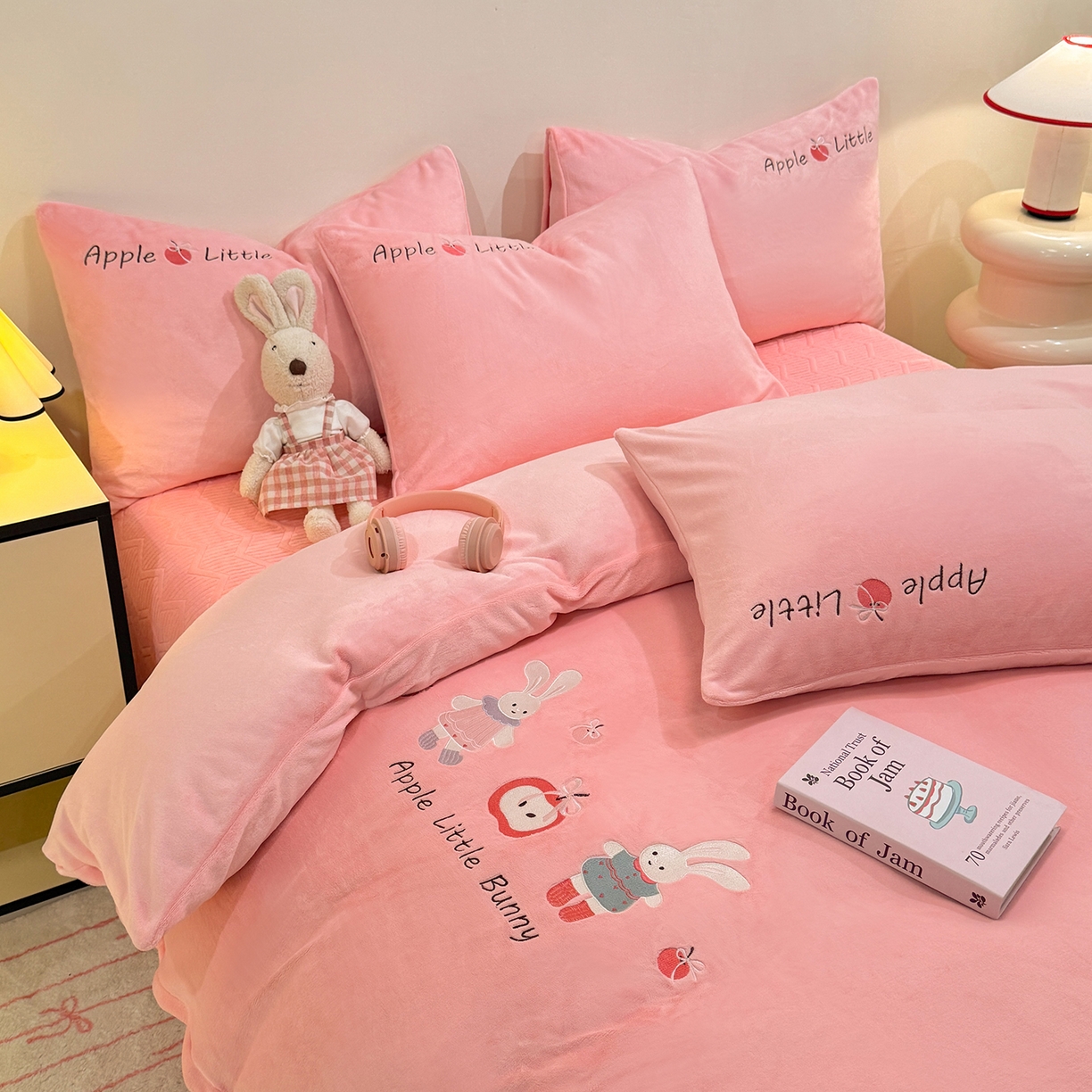 91家纺网 家纺一手货源 找家纺 （总）控价 2025新款 床盖款240克全消光A类刺绣牛奶绒四件套-可爱兔