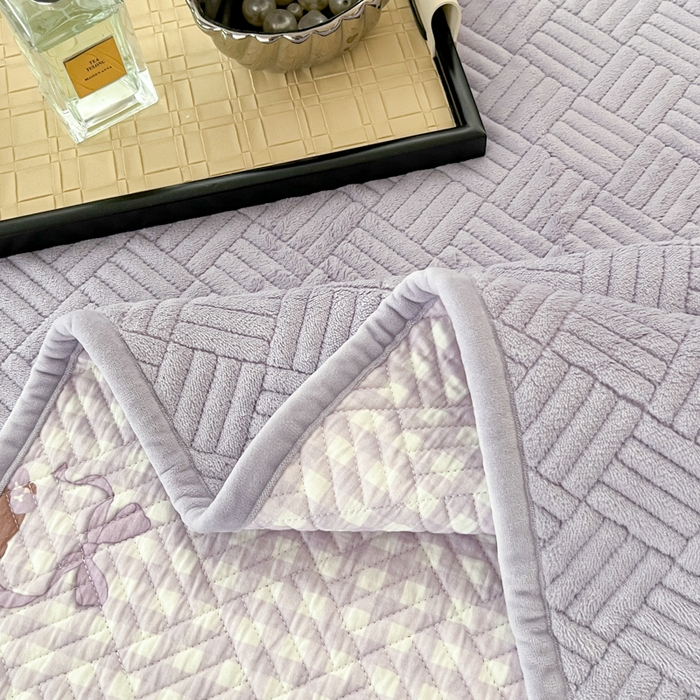 91家纺网 家纺一手货源 找家纺 茉夕家纺 2025新款云朵系列棉+牛奶绒单床盖 床盖单件 云朵-柔雾紫