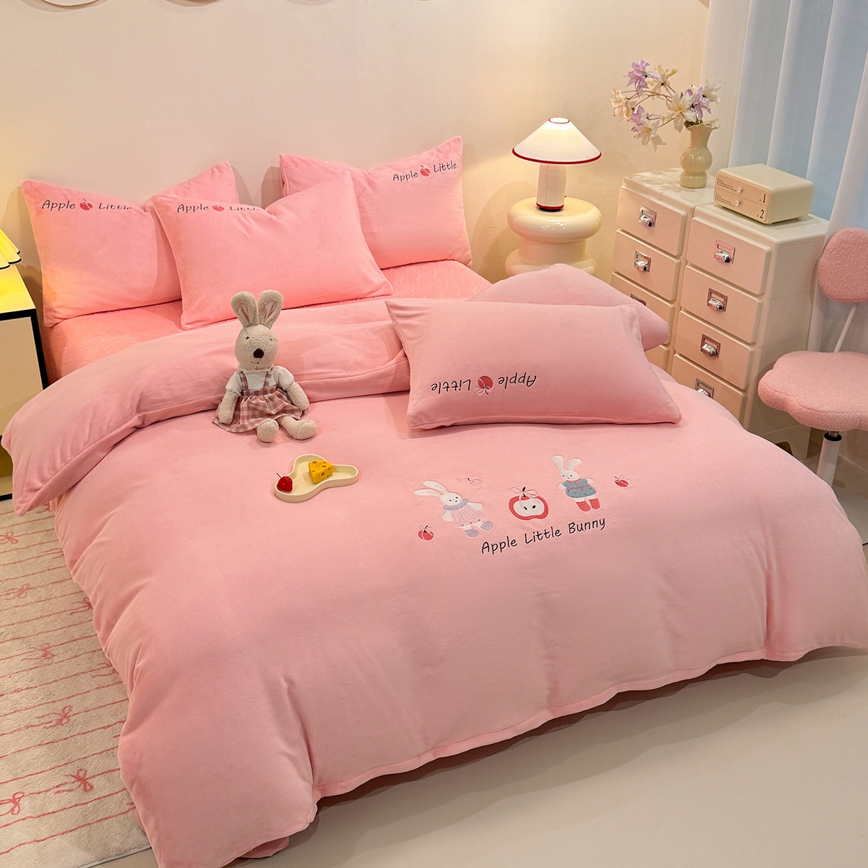 91家纺网 家纺一手货源 找家纺 新方向 2025新款全消光A类刺绣牛奶绒四件套-可爱兔 可爱兔-桃玉