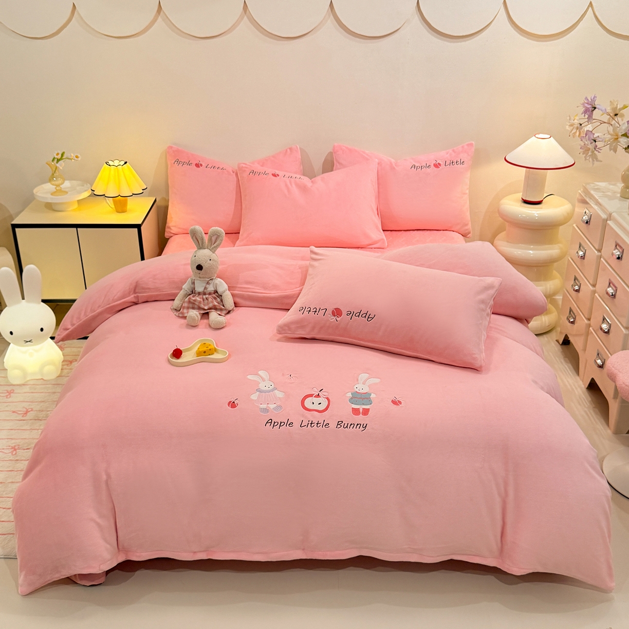 91家纺网 家纺一手货源 找家纺 新方向 2025新款全消光A类刺绣牛奶绒四件套-可爱兔 可爱兔-桃玉