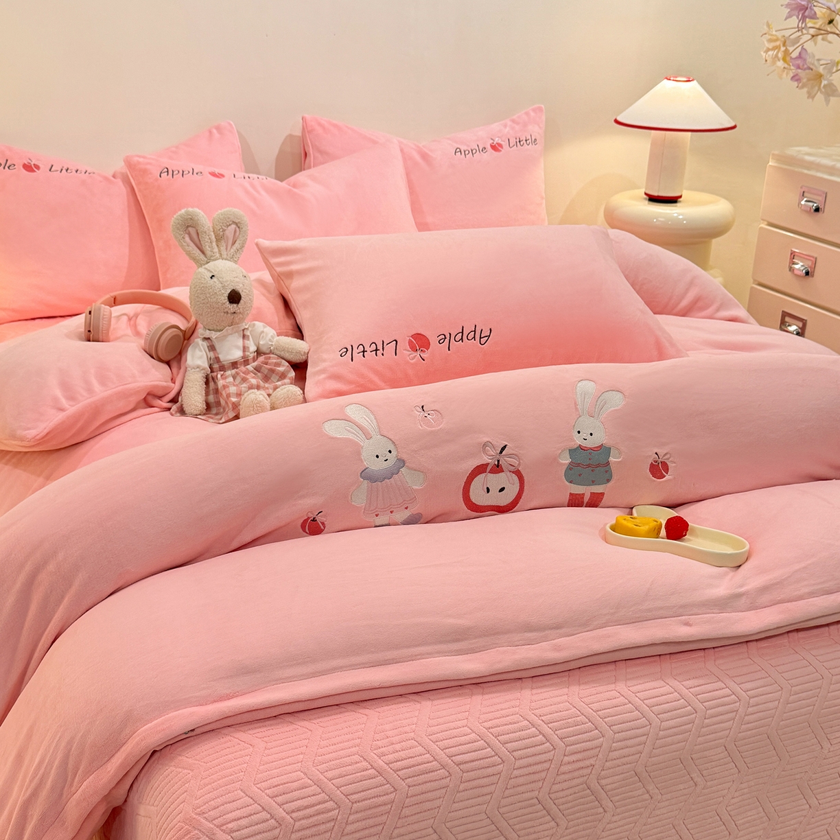 91家纺网 家纺一手货源 找家纺 新方向 2025新款全消光A类刺绣牛奶绒四件套-可爱兔 可爱兔-桃玉