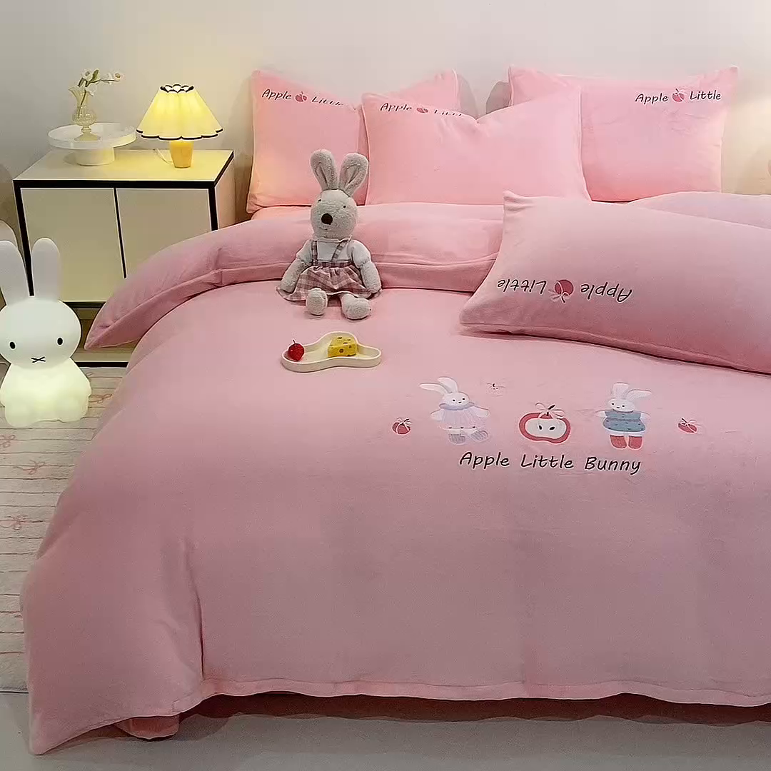 91家纺网 家纺一手货源 找家纺 新方向 2025新款全消光A类刺绣牛奶绒四件套-可爱兔 可爱兔-桃玉