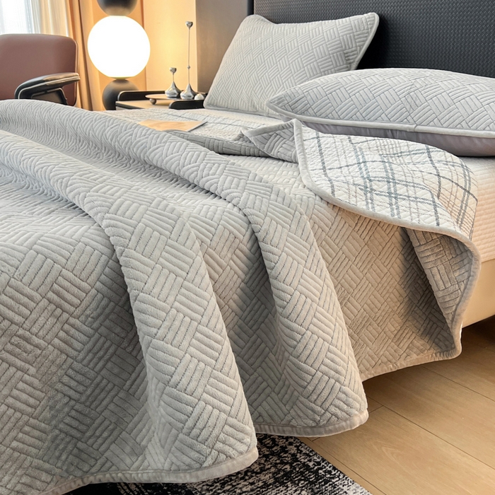 91家纺网 家纺一手货源 找家纺 茉夕家纺 2025新款云朵系列棉+牛奶绒单床盖 床盖单件 云朵-绅士灰