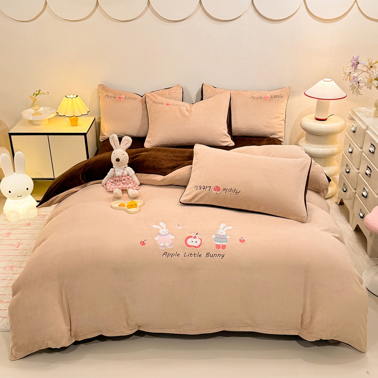 91家纺网 家纺一手货源 找家纺 新方向 2025新款全消光A类刺绣牛奶绒四件套-可爱兔 可爱兔-香槟咖