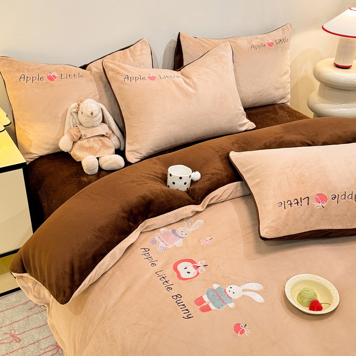 91家纺网 家纺一手货源 找家纺 新方向 2025新款全消光A类刺绣牛奶绒四件套-可爱兔 可爱兔-香槟咖