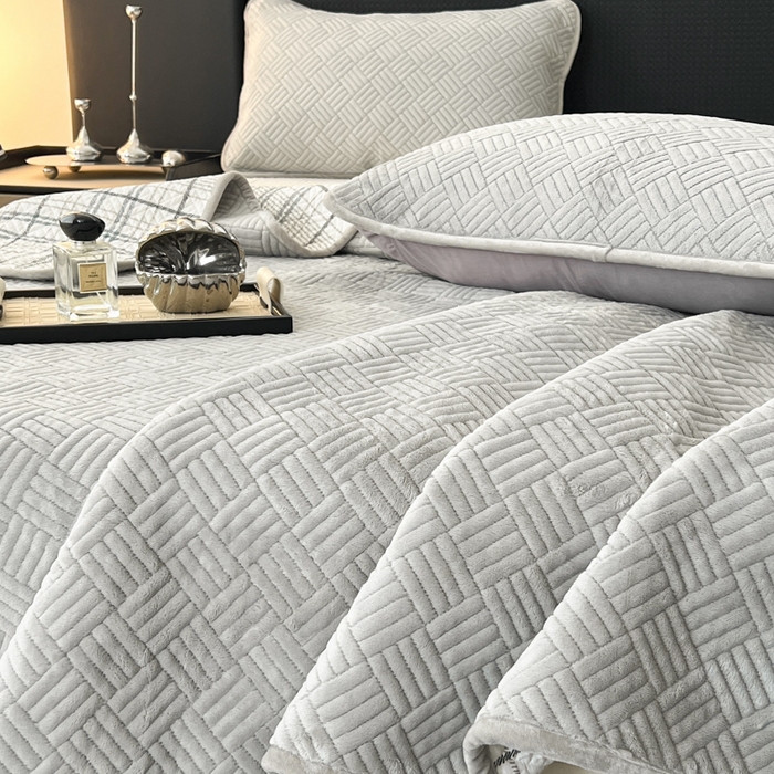 91家纺网 家纺一手货源 找家纺 茉夕家纺 2025新款云朵系列棉+牛奶绒单床盖 床盖单件 云朵-绅士灰