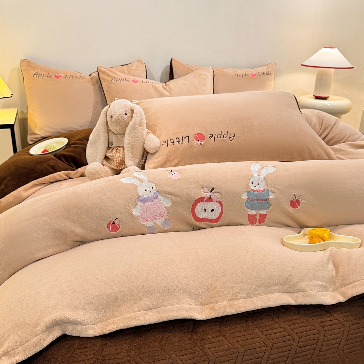 91家纺网 家纺一手货源 找家纺 新方向 2025新款全消光A类刺绣牛奶绒四件套-可爱兔 可爱兔-香槟咖