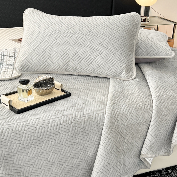 91家纺网 家纺一手货源 找家纺 茉夕家纺 2025新款云朵系列棉+牛奶绒单床盖 床盖单件 云朵-绅士灰