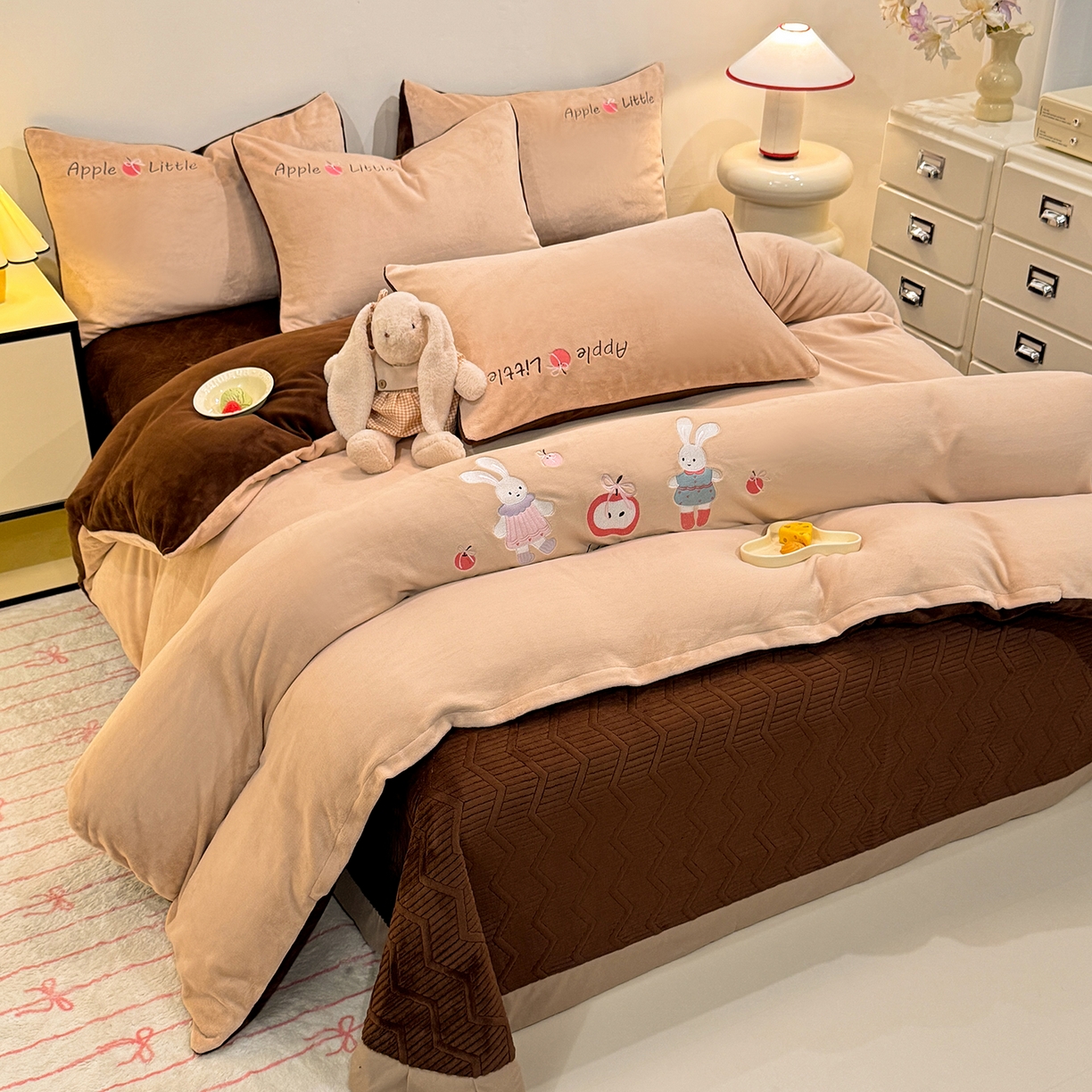 91家纺网 家纺一手货源 找家纺 新方向 2025新款全消光A类刺绣牛奶绒四件套-可爱兔 可爱兔-香槟咖