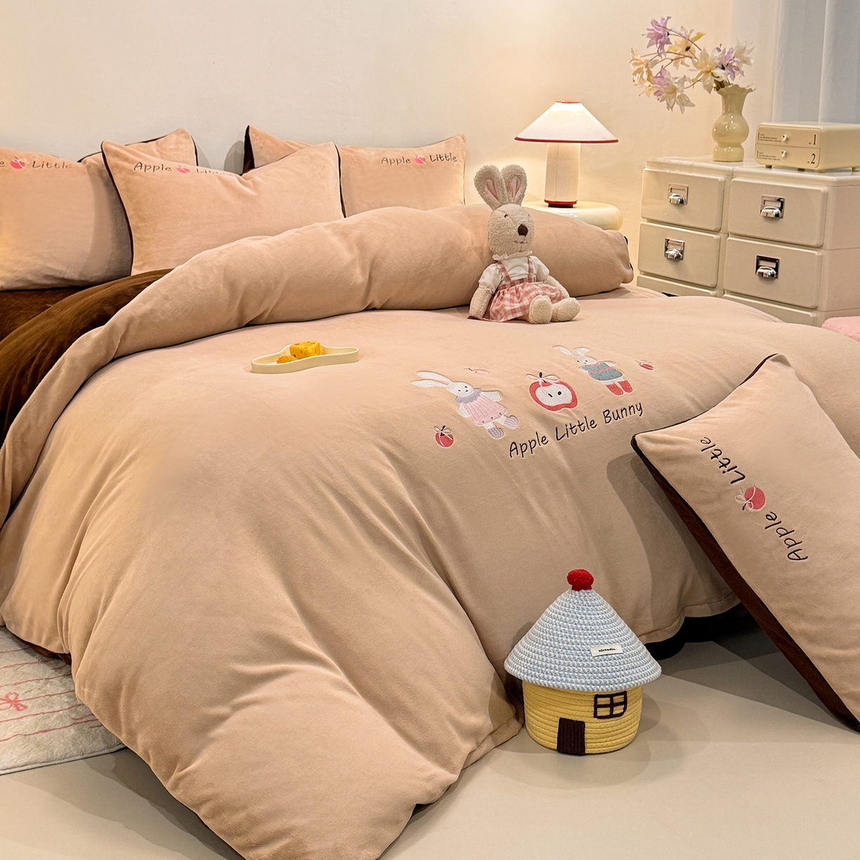 91家纺网 家纺一手货源 找家纺 新方向 2025新款全消光A类刺绣牛奶绒四件套-可爱兔 可爱兔-香槟咖