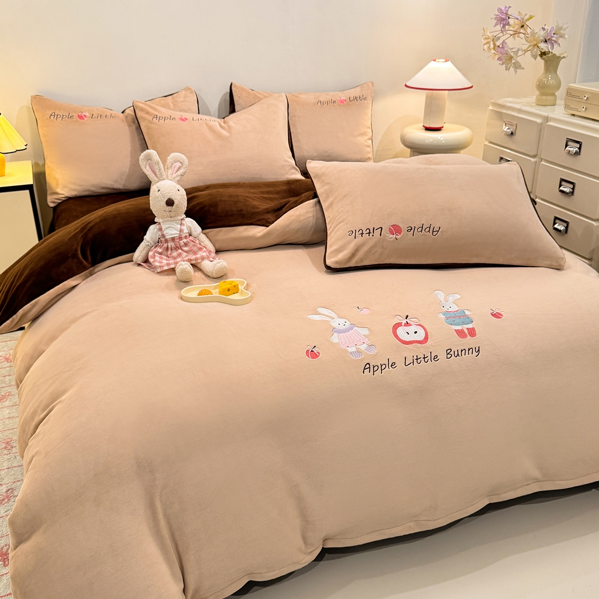 91家纺网 家纺一手货源 找家纺 新方向 2025新款全消光A类刺绣牛奶绒四件套-可爱兔 可爱兔-香槟咖