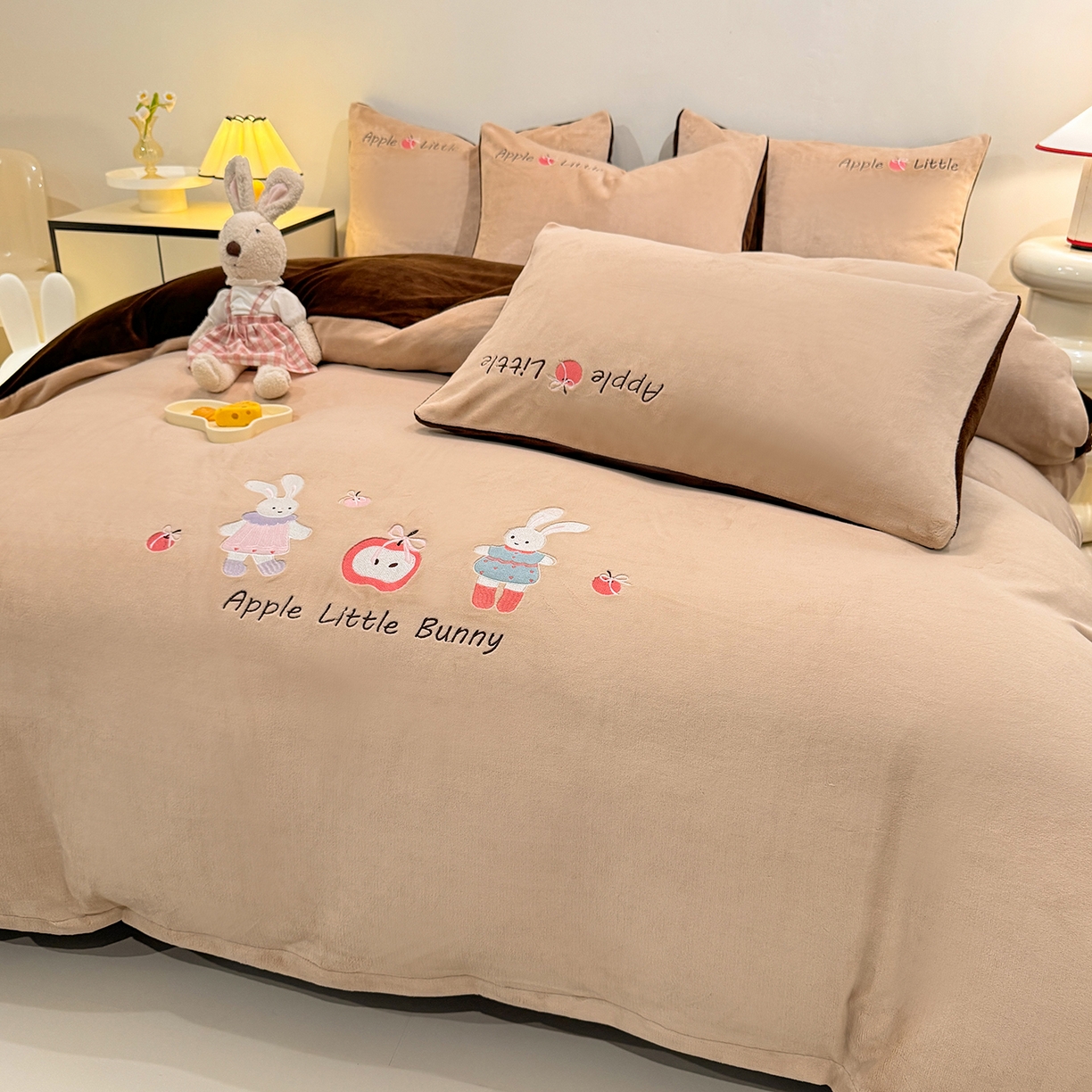 91家纺网 家纺一手货源 找家纺 新方向 2025新款全消光A类刺绣牛奶绒四件套-可爱兔 可爱兔-香槟咖