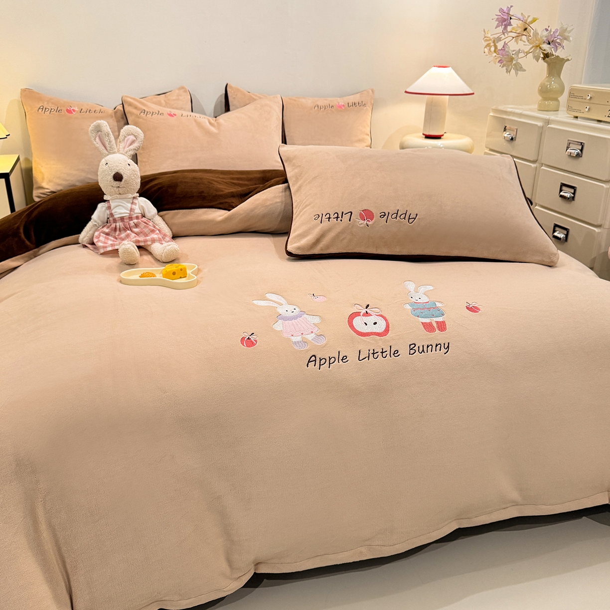 91家纺网 家纺一手货源 找家纺 新方向 2025新款全消光A类刺绣牛奶绒四件套-可爱兔 可爱兔-香槟咖