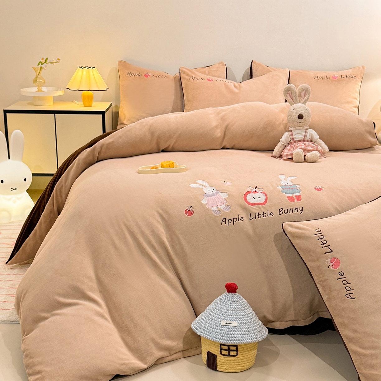 91家纺网 家纺一手货源 找家纺 新方向 2025新款全消光A类刺绣牛奶绒四件套-可爱兔 可爱兔-香槟咖