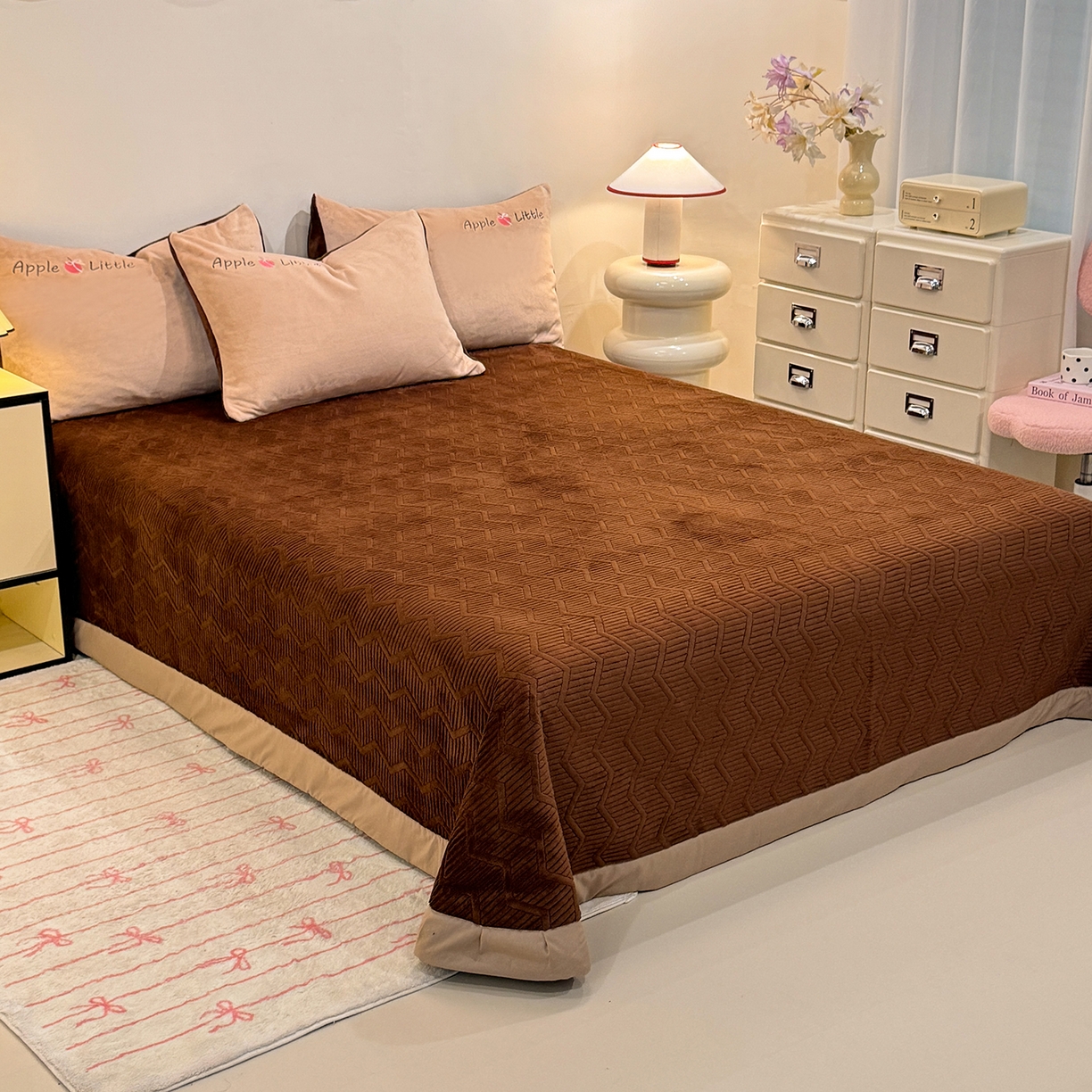 91家纺网 家纺一手货源 找家纺 新方向 2025新款全消光A类刺绣牛奶绒四件套-可爱兔 可爱兔-香槟咖