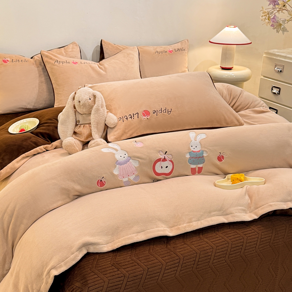 91家纺网 家纺一手货源 找家纺 新方向 2025新款全消光A类刺绣牛奶绒四件套-可爱兔 可爱兔-香槟咖