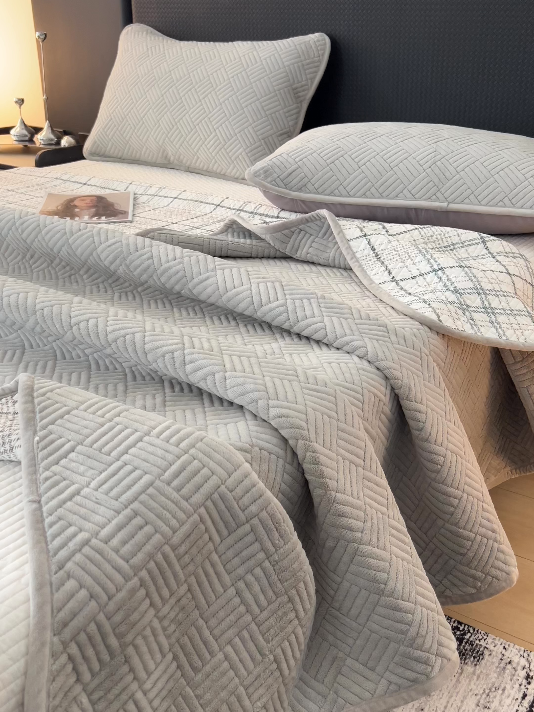 91家纺网 家纺一手货源 找家纺 茉夕家纺 2025新款云朵系列棉+牛奶绒单床盖 床盖单件 云朵-绅士灰