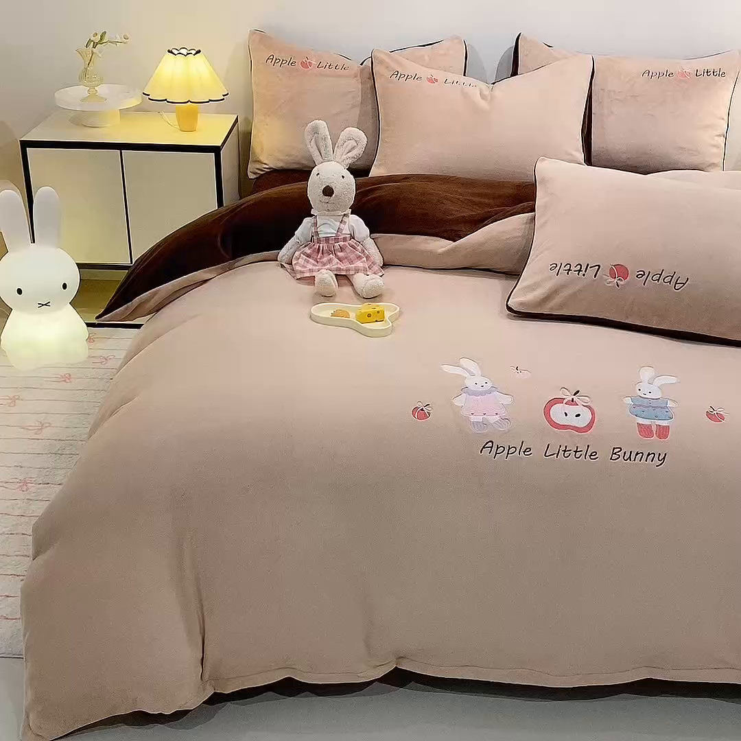 91家纺网 家纺一手货源 找家纺 新方向 2025新款全消光A类刺绣牛奶绒四件套-可爱兔 可爱兔-香槟咖