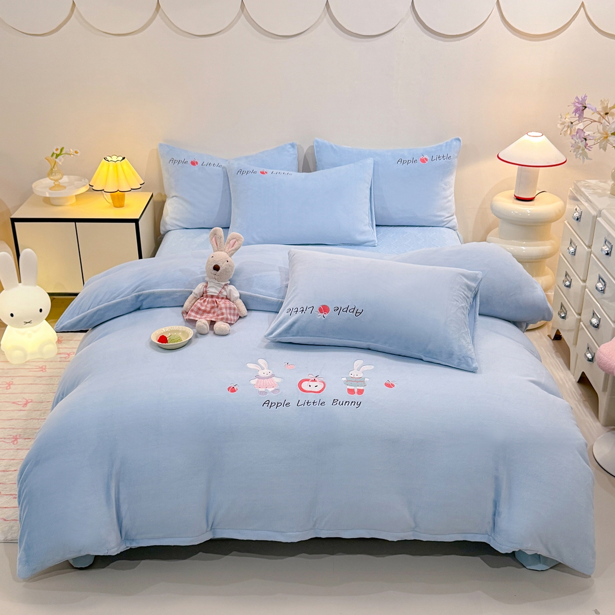 91家纺网 家纺一手货源 找家纺 新方向 2025新款全消光A类刺绣牛奶绒四件套-可爱兔 可爱兔-星月蓝