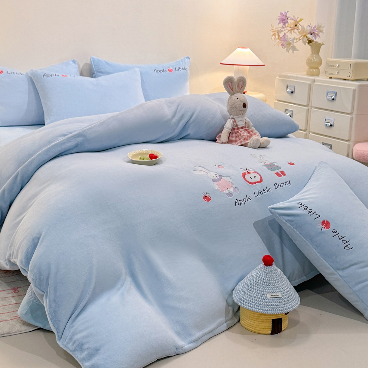 91家纺网 家纺一手货源 找家纺 新方向 2025新款全消光A类刺绣牛奶绒四件套-可爱兔 可爱兔-星月蓝