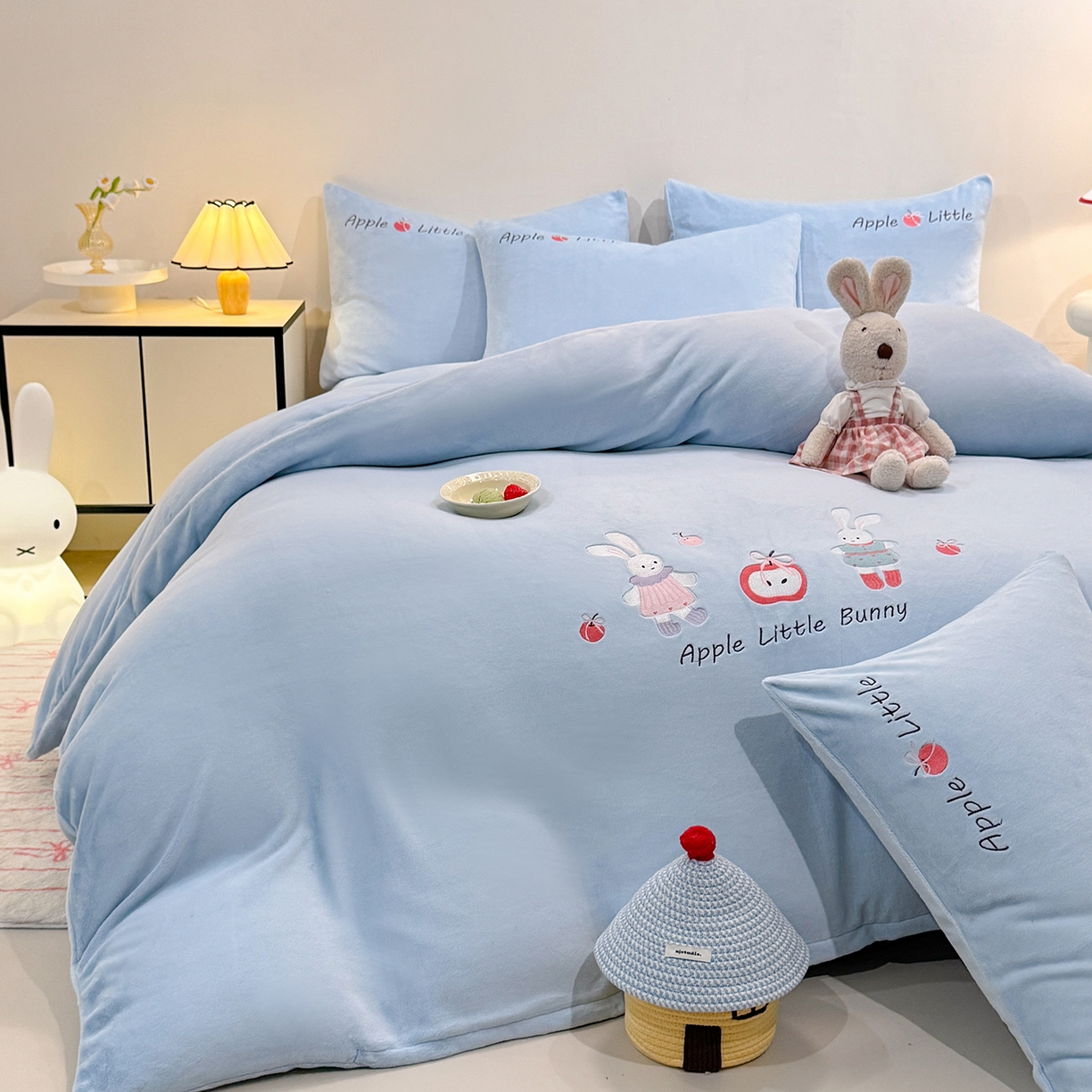 91家纺网 家纺一手货源 找家纺 新方向 2025新款全消光A类刺绣牛奶绒四件套-可爱兔 可爱兔-星月蓝