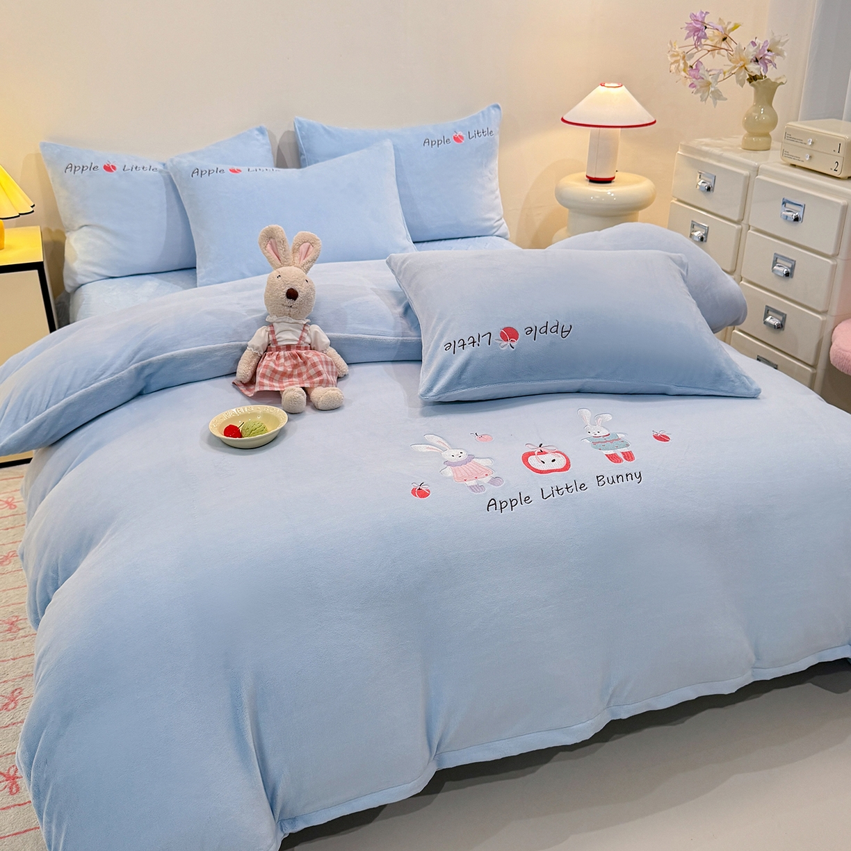 91家纺网 家纺一手货源 找家纺 新方向 2025新款全消光A类刺绣牛奶绒四件套-可爱兔 可爱兔-星月蓝