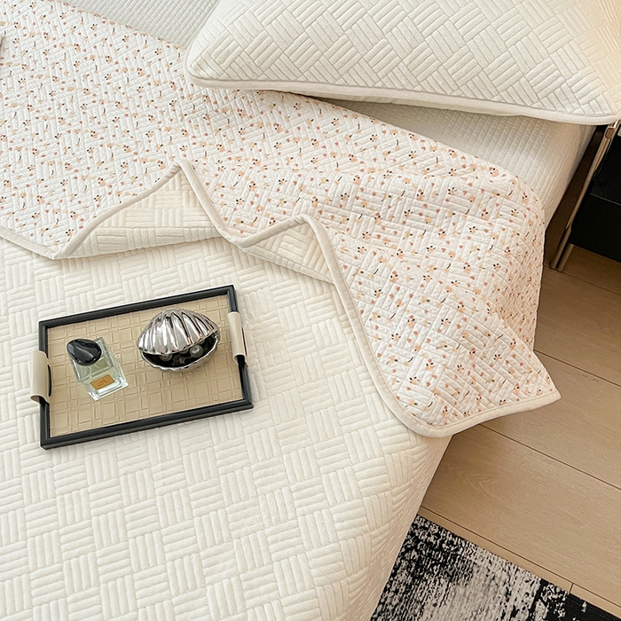 91家纺网 家纺一手货源 找家纺 茉夕家纺 2025新款云朵系列棉+牛奶绒单床盖 床盖单件 云朵-月光白