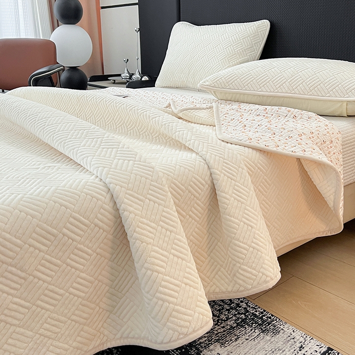 91家纺网 家纺一手货源 找家纺 茉夕家纺 2025新款云朵系列棉+牛奶绒单床盖 床盖单件 云朵-月光白