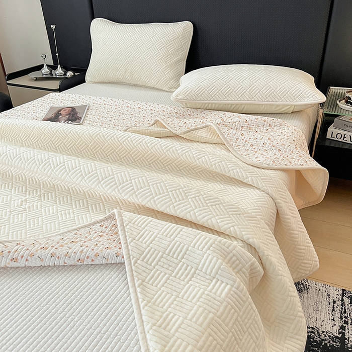 91家纺网 家纺一手货源 找家纺 茉夕家纺 2025新款云朵系列棉+牛奶绒单床盖 床盖单件 云朵-月光白