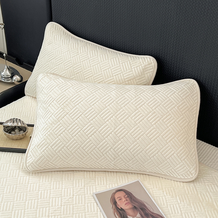 91家纺网 家纺一手货源 找家纺 茉夕家纺 2025新款云朵系列棉+牛奶绒单床盖 床盖单件 云朵-月光白