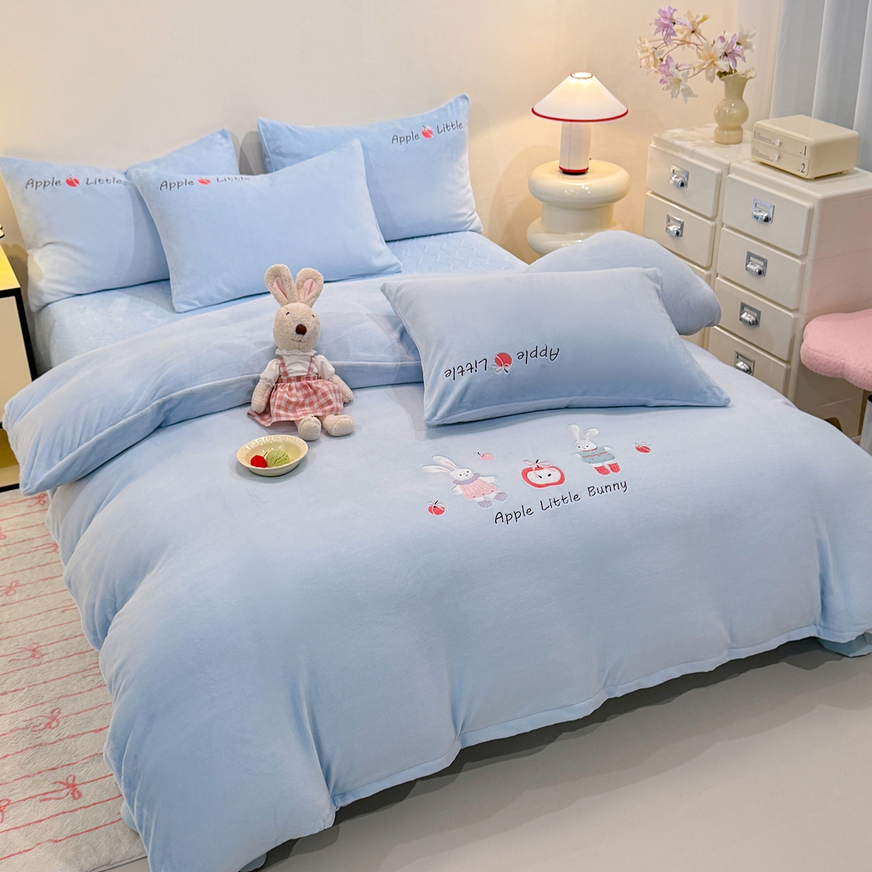 91家纺网 家纺一手货源 找家纺 新方向 2025新款全消光A类刺绣牛奶绒四件套-可爱兔 可爱兔-星月蓝