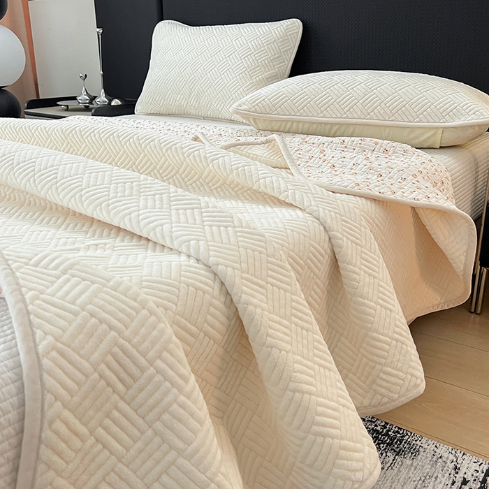 91家纺网 家纺一手货源 找家纺 茉夕家纺 2025新款云朵系列棉+牛奶绒单床盖 床盖单件 云朵-月光白