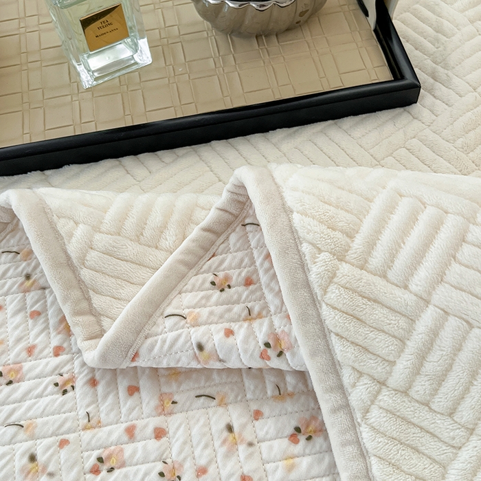 91家纺网 家纺一手货源 找家纺 茉夕家纺 2025新款云朵系列棉+牛奶绒单床盖 床盖单件 云朵-月光白