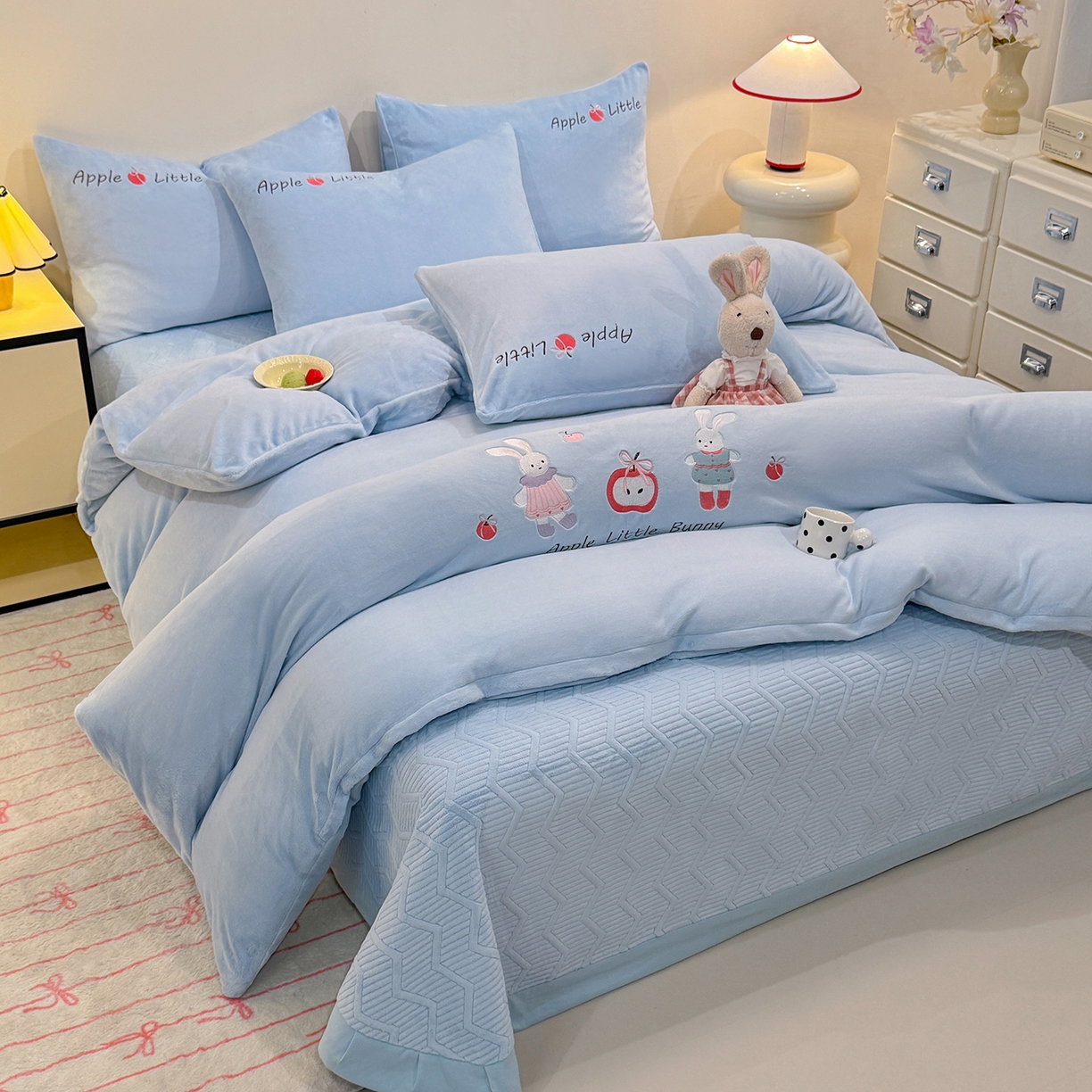 91家纺网 家纺一手货源 找家纺 新方向 2025新款全消光A类刺绣牛奶绒四件套-可爱兔 可爱兔-星月蓝