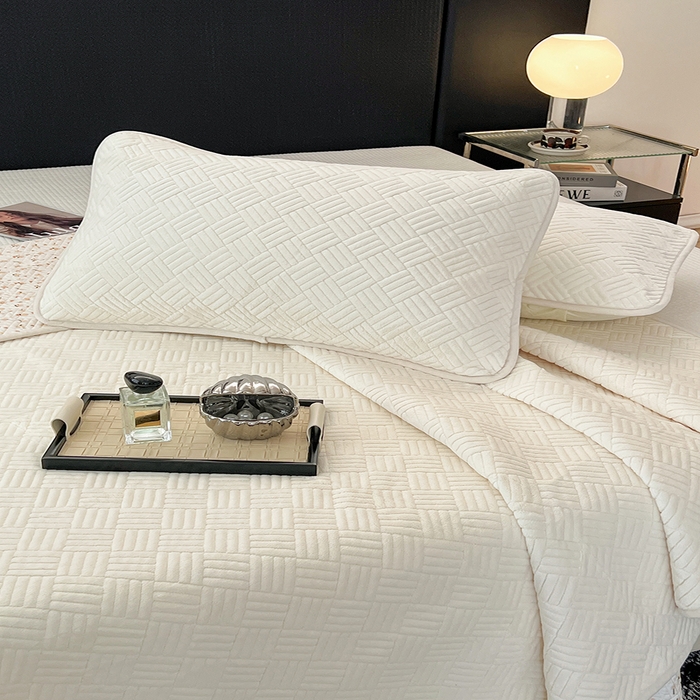 91家纺网 家纺一手货源 找家纺 茉夕家纺 2025新款云朵系列棉+牛奶绒单床盖 床盖单件 云朵-月光白