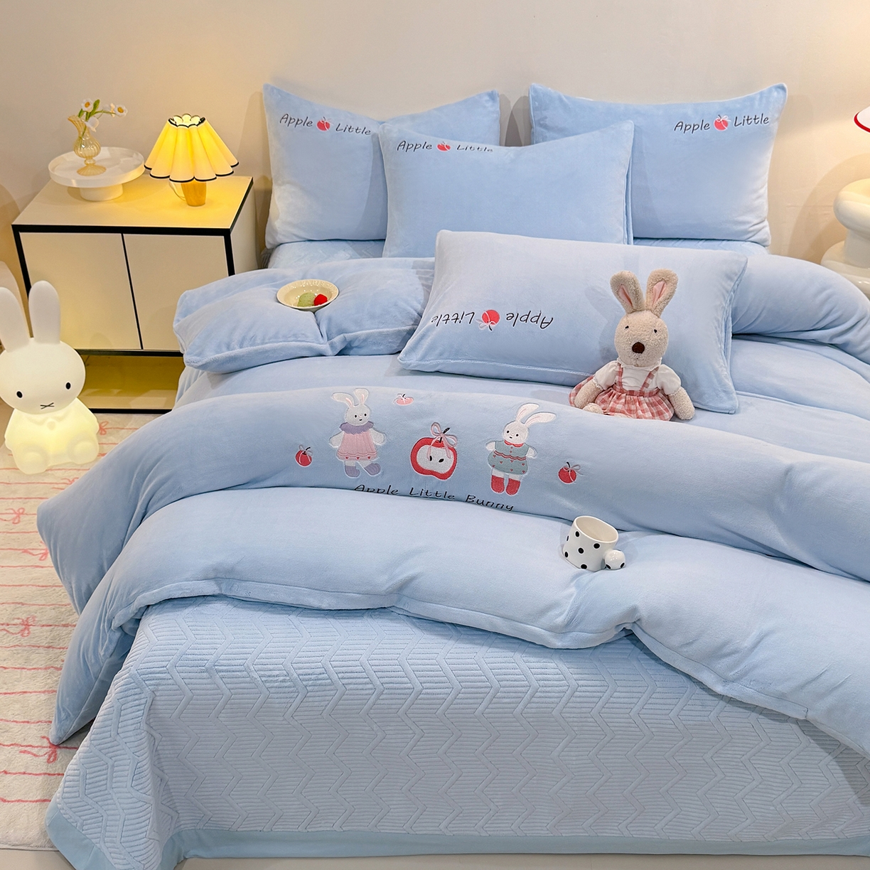 91家纺网 家纺一手货源 找家纺 新方向 2025新款全消光A类刺绣牛奶绒四件套-可爱兔 可爱兔-星月蓝