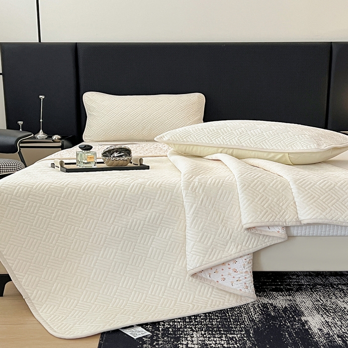 91家纺网 家纺一手货源 找家纺 茉夕家纺 2025新款云朵系列棉+牛奶绒单床盖 床盖单件 云朵-月光白