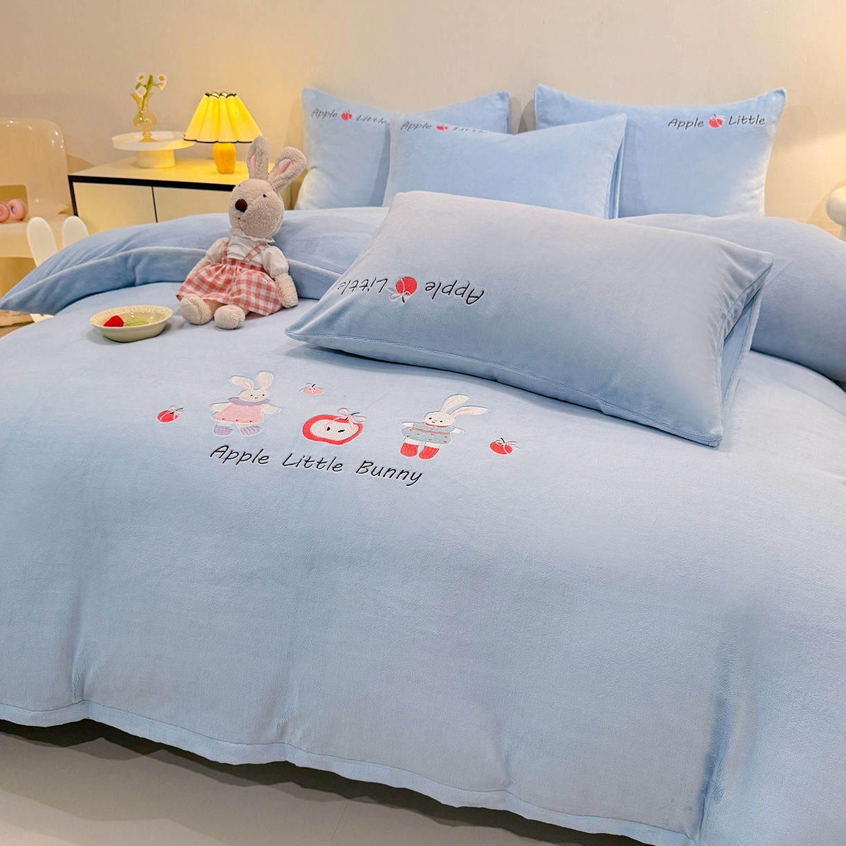 91家纺网 家纺一手货源 找家纺 新方向 2025新款全消光A类刺绣牛奶绒四件套-可爱兔 可爱兔-星月蓝