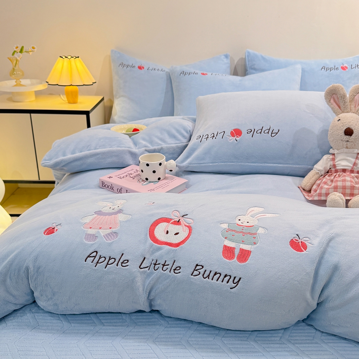 91家纺网 家纺一手货源 找家纺 新方向 2025新款全消光A类刺绣牛奶绒四件套-可爱兔 可爱兔-星月蓝