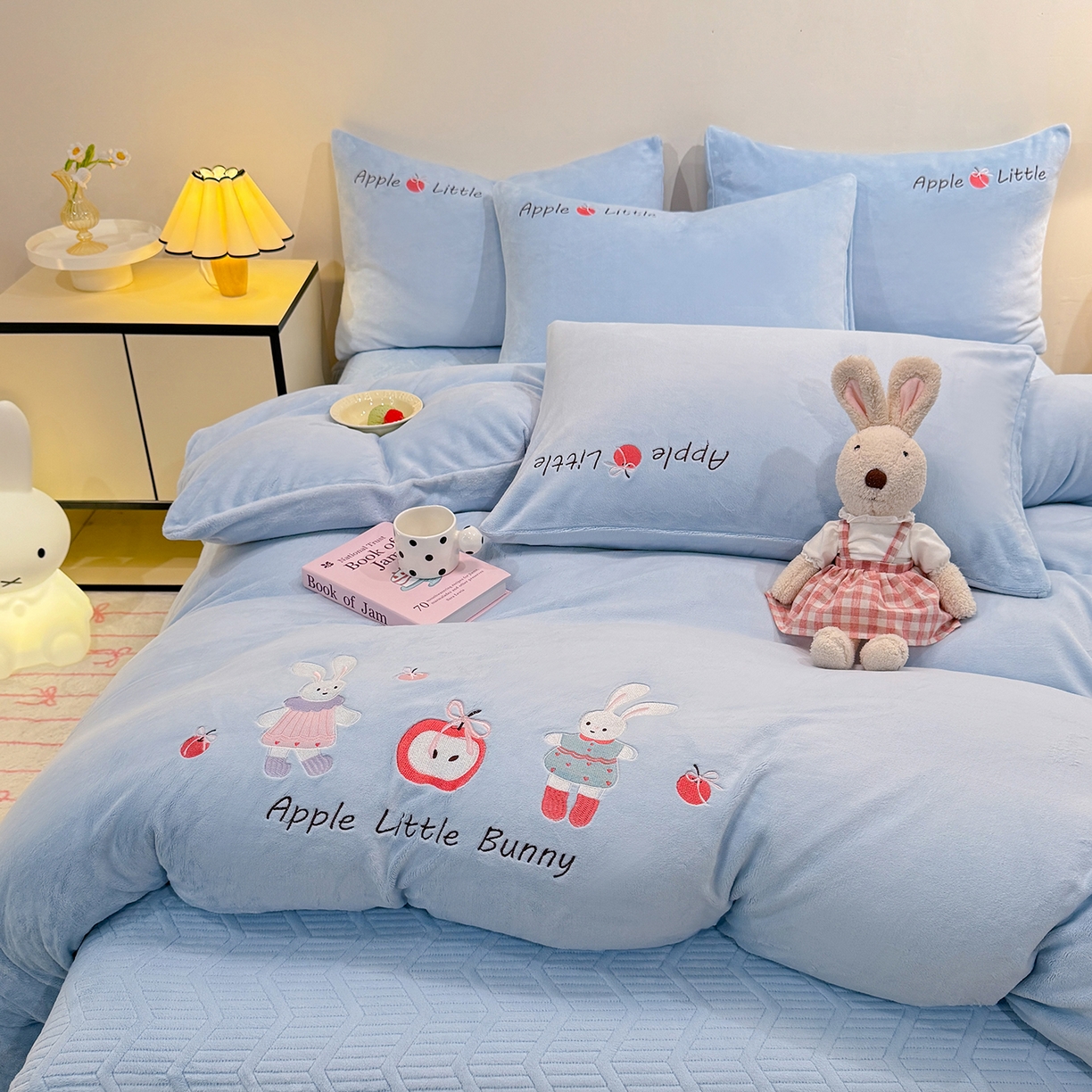 91家纺网 家纺一手货源 找家纺 新方向 2025新款全消光A类刺绣牛奶绒四件套-可爱兔 可爱兔-星月蓝