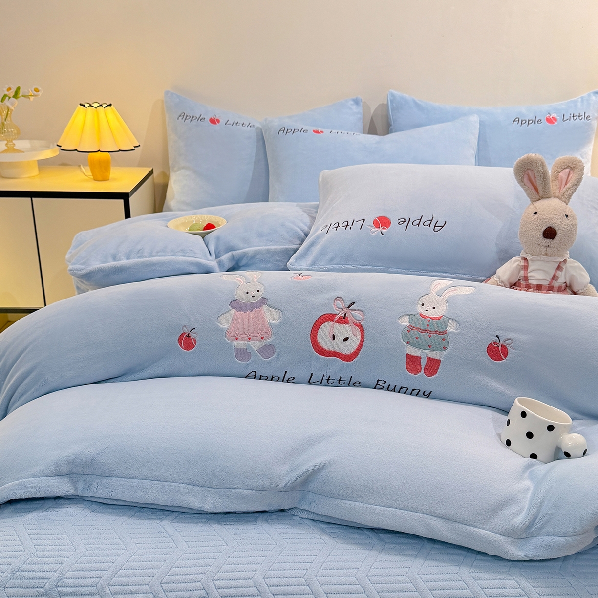 91家纺网 家纺一手货源 找家纺 新方向 2025新款全消光A类刺绣牛奶绒四件套-可爱兔 可爱兔-星月蓝
