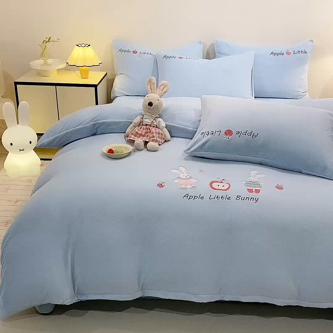 91家纺网 家纺一手货源 找家纺 新方向 2025新款全消光A类刺绣牛奶绒四件套-可爱兔 可爱兔-星月蓝