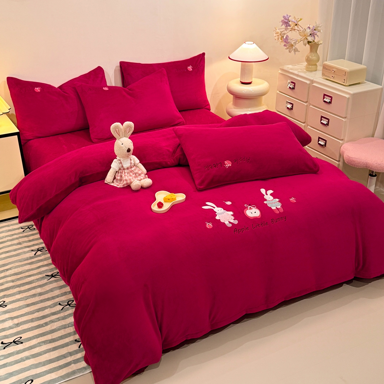 91家纺网 家纺一手货源 找家纺 新方向 2025新款全消光A类刺绣牛奶绒四件套-可爱兔 可爱兔-洋酒红